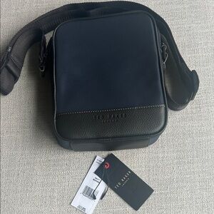 Ted Baker Navy and Black Messenger Bag
Size-7in by 9 in
Used once